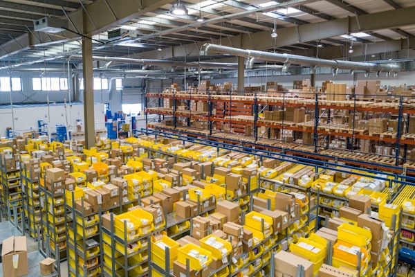 Almacén logístico con stock organizado
